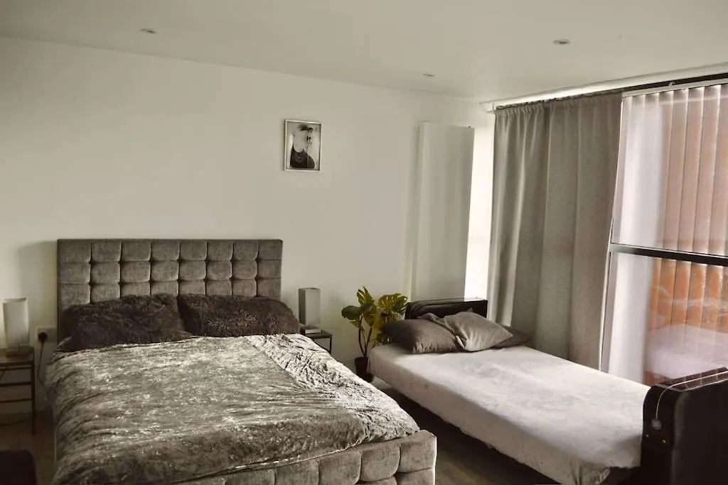 9B - The Bricklane Artistic Studio Apartment London